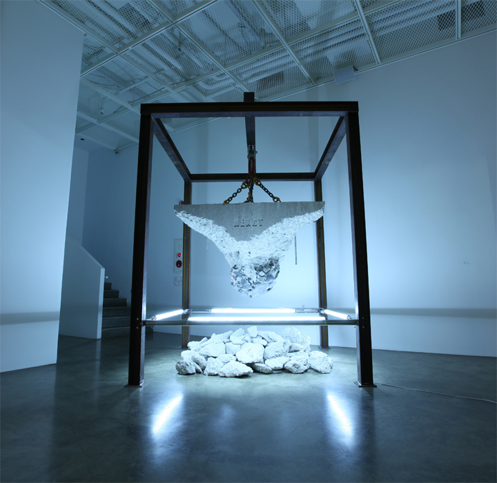 ����� ����